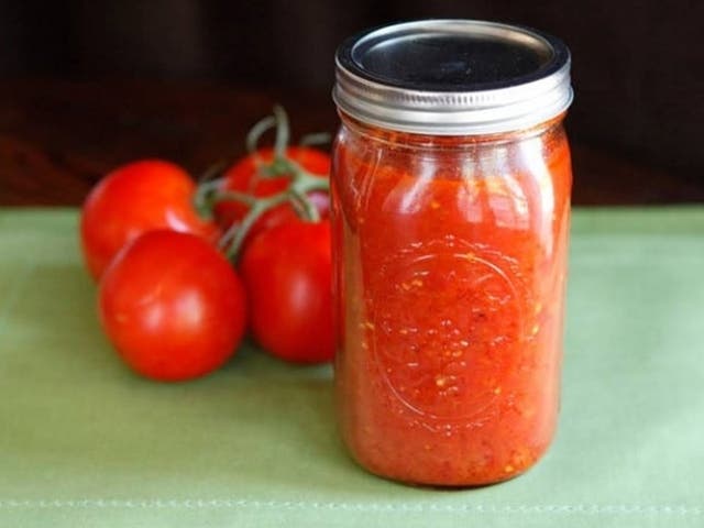 Tomates en conserva con aceite y albahaca